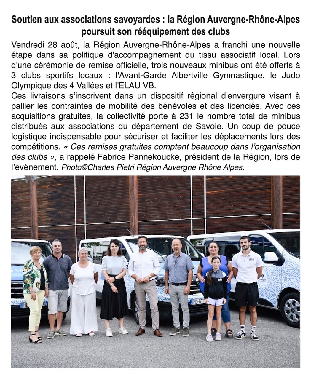 Savoie : de nouveaux minibus et tentes remis aux associations par la Région